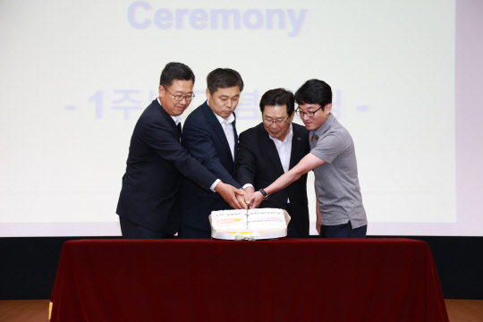 7일 광동제약과 영국 GSK의 국내 백신 판매 1주년 기념 행사에서 기영덕 광동제약 부사장(중앙우측)과 김진수 GSK 전무(중앙좌측)가 기념 커팅을 하고 있다.(사진 광동제약 제공)